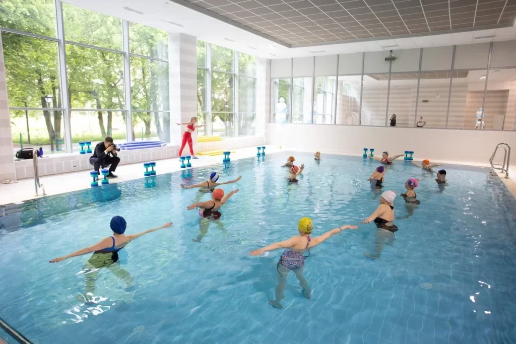 Аквагимнастика: эффективные упражнения на пресс в бассейне