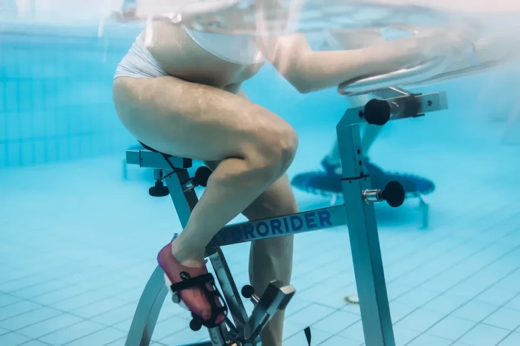 Аквагимнастика: эффективные упражнения на пресс в бассейне